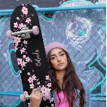 Blumenkreuz Blossom Monogram Black Pink Girl Skateboard<br><div class="desc">Rosa schwarze botanische japanische Kirschblüte Design für Teenager Mädchen. Passen Sie dieses Skateboard mit dem Namen Ihrer Tochter an!</div>