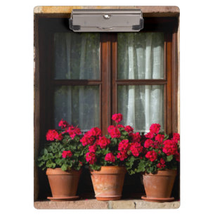 Blumenkübel am Fenster im Dorf Klemmbrett