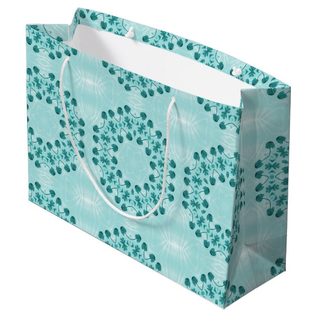 Blumenmuster, Aquamarin blau Große Geschenktüte (Rückseite Schrägansicht)