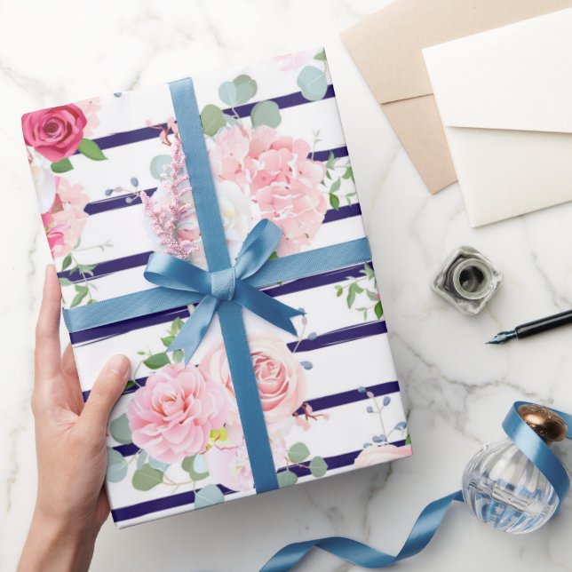 Blumenmuster auf Horizontal Streifen Rose Peony Geschenkpapier (Schenken)