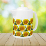 Blumenmuster aus Gelbblütenmuster<br><div class="desc">Weiße Teekanne mit Deckel,  die das Foto eines großen,  sonnigen Sonnenblumenkopfes zeigt und in einem sich wiederholenden Muster bedruckt ist. Ein schönes,  blumengeschmücktes Design!</div>