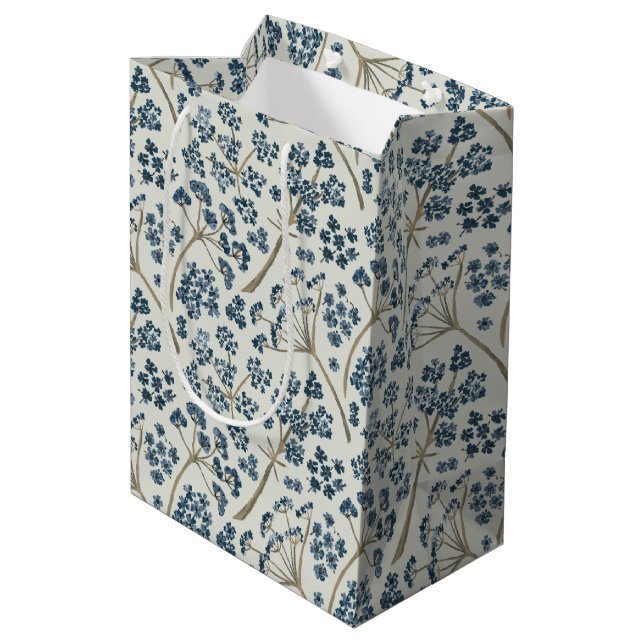 Blumenmuster Blau Wasserfarben Kümmel Blume Mittlere Geschenktüte (Rückseite Schrägansicht)