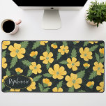 Blumenmuster Butterbecher-Blume Personalisiert Schreibtischunterlage<br><div class="desc">Tauchen Sie ein in die Ruhe der Natur mit diesen niedlichen, gürtelig floralen Buttercup Blume Personalisierte Schreibtischmatte. In einem ausgeklügelten Muster von lebendigen Schmetterbeerbissen, lässt es den Geist einer blühenden Wiese mühelos einfangen. Das Blumendesign verbindet die lebhaften Blume des gelben und des grünen Schmetterbechers mit den dezenten Farbtönen des Hintergrundes...</div>