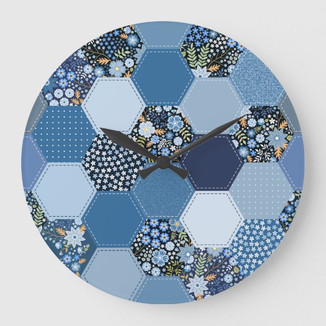 Blumenmuster, Denim Patchwork: blaues Muster. Große Wanduhr (Vorderseite)
