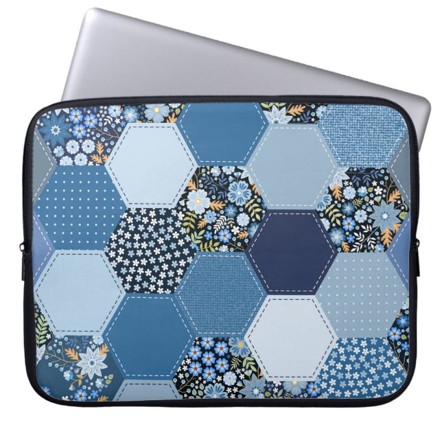 Blumenmuster, Denim Patchwork: blaues Muster. Laptopschutzhülle (Vorderseite)