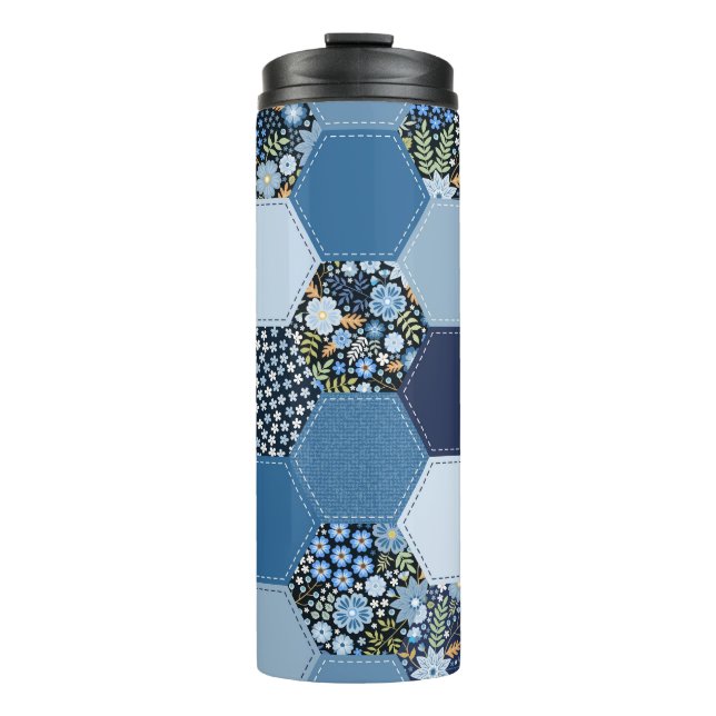 Blumenmuster, Denim Patchwork: blaues Muster. Thermosbecher (Vorderseite)