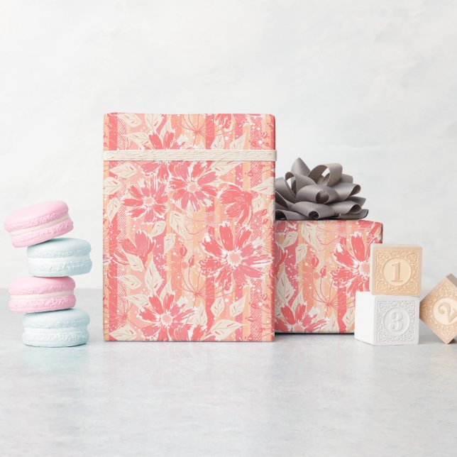 Blumenmuster in modischen Pfirsichfarben Geschenkpapier (Babyparty)