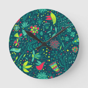 Blumenmuster mit Cartoonvögeln Runde Wanduhr