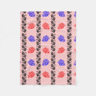 Blumenmuster mit roten und blauen Farben Fleecedecke