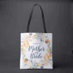 Blumenreath Mit Monogramm Brautmutter Tasche<br><div class="desc">Maßgeschneiderte Hochzeitstaschen mit Brautparty personalisiert mit dem Namen der Braut oder anderen Sondertext. Dieses elegante feminine Design hat einen Blumenkranz in Aquarelltönen mit staubigen Blüten in blau-grau und pachelgelb. Verwenden Sie die Designtools, um jedes Monogramm individuell zu gestalten, eine beliebige Hintergrundfarbe zu wählen, Schriftart und Farben zu bearbeiten und Fotos...</div>