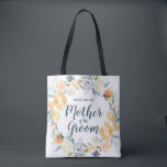 Blumenreath Mit Monogramm Mutter des Bräutigams Tasche<br><div class="desc">Maßgeschneiderte Hochzeitstaschen aus Brautparty, die mit der Mutter des Bräutigams oder anderen Texten personalisiert sind. Dieses elegante feminine Design hat einen Blumenkranz in Aquarelltönen mit staubigen Blüten in blau-grau und pachelgelb. Verwenden Sie die Designtools, um jedes Monogramm individuell zu gestalten, eine beliebige Hintergrundfarbe zu wählen, Schriftart und Farben zu bearbeiten...</div>