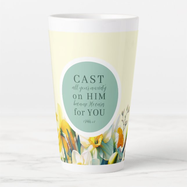 Blumenschrift 1 Peter 5:7 Latte Tasse (Vorderseite)