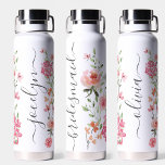 Blumenschrift Watercolor Personalisiert Bridesmaid Trinkflasche<br><div class="desc">Danke an deine Brautjungfrauen mit unserem Bridesmaid Geschenk Wasserfarbe Blumenschrift Personalisierte Wasserflasche! Diese stilvolle und praktische Flasche ist der perfekte Weg, um Ihre Wertschätzung zu zeigen. Die Einrichtung ist mit einem wunderschönen Blumendesign in Aquarelltönen geschmückt und mit dem Namen jeder Brautjungfrau in einer eleganten Schrift personalisiert, und verleiht ihrer Zeit...</div>