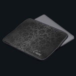 Blumenschwarz-Damasdesign Laptopschutzhülle<br><div class="desc">Laptop Sleeve. Mit einem floralen schwarzen Damaskus Design für Sie bereit, um Ihre Wünsche anzupassen. HINWEIS: ÄNDERN SIE NUR DIE VORLAGEBEREICHE, DIE BENÖTIGT WERDEN! 😀 Sie können den Text bei Bedarf entfernen und neu hinzufügen, was immer Sie möchten und welchen Schriftart Sie möchten. 📌 Wenn Sie weitere Anpassungen benötigen, klicken...</div>