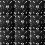 Blumenschwarz und silberne Blume Badezimmer Fliese<br><div class="desc">Diese Keramik mit Blumenmotiv ist mit einer belebten silbernen Blume und einem Blatt-Design auf schwarzem Hintergrund gestaltet. Passendes Badzubehör ist erhältlich. Enthält A.I.</div>
