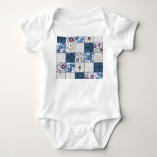 Blumenspitze: Patchwork Nahtloser Hintergrund. Baby Strampler