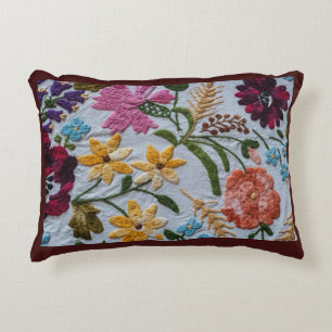 Blumenstickermuster mit schönen Blume Dekokissen