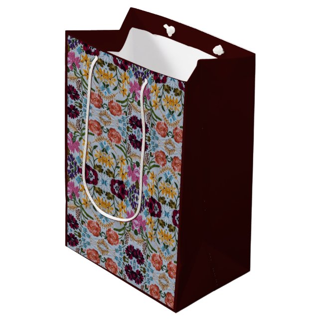Blumenstickermuster mit schönen Blume Mittlere Geschenktüte (Vorderseite Schrägansicht)