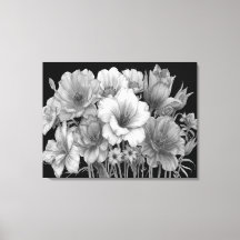 Blumenstrauß blühender Blumen in S/W an einer Wand