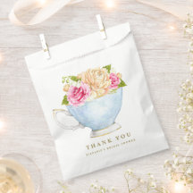 Blumenstrauß im Wasser Teacup Brautparty