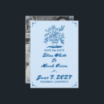 Blumenvase Rustikales Whimsisches Sketch Blaues Fo Save The Date<br><div class="desc">Perfekte niedliche Karte für einen Spaß Save the Date! Handgemachte Kunst für Sie! Vollständig anpassbar! Klicken Sie auf "Personalisieren" oben, um den Text zu bearbeiten und Ihr Foto auf der Rückseite hinzuzufügen. Klicken Sie auf "Bearbeiten mit dem Design-Tool", um die Schriftart, Farben und Platzierungen anzupassen und das Foto und/oder die...</div>