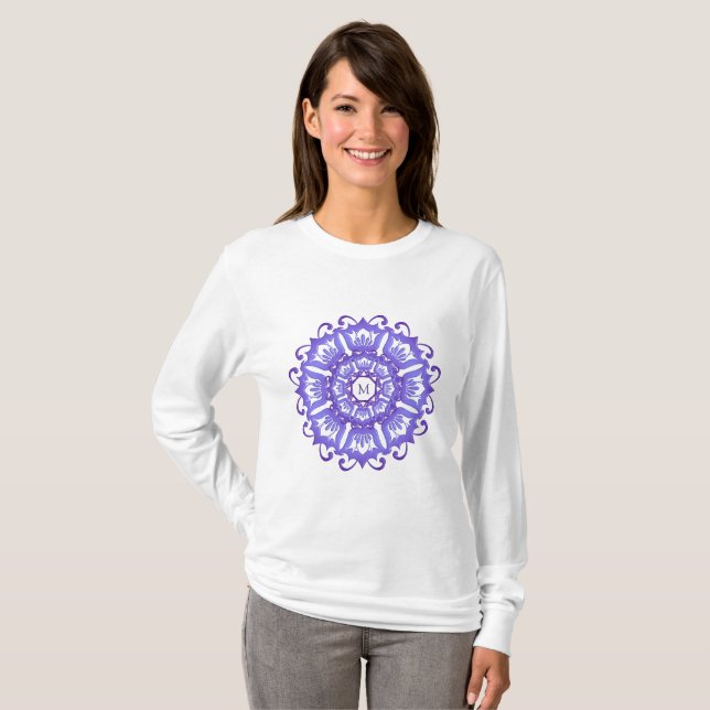 Blumenviolett Mandala.Monogrammm. T-Shirt (Vorne ganz)