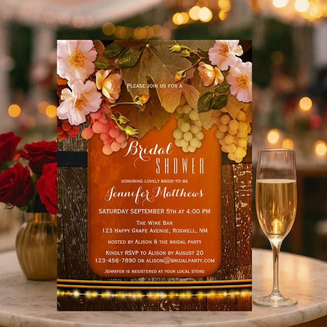 Blumenwein Themenlichter Brautparty Einladung (Bridal shower invitation featuring grapes, roses and string lights on a rustic wood wine barrel)
