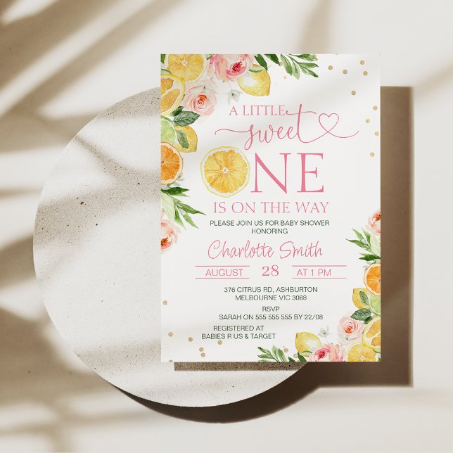 Blumenzitrus Eine kleine süße Dusche für ein Baby Einladung (A little sweet one is on the way baby shower invitation for baby girl with lemons and oranges.)
