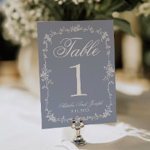 Blumiger staubblauer botanischer Hochzeitstisch Nu