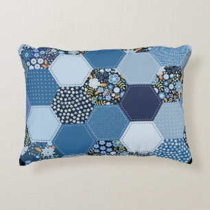 Blumiges, Denim-Patchwork: blaues Muster. Dekokissen