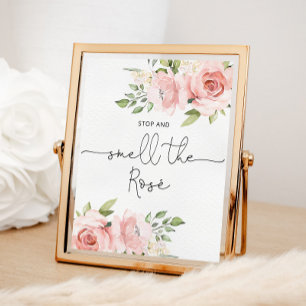 Blumiges Erröten Halt und rieche an der Rose Poster