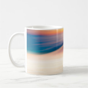 Blur tropischer Sonnenuntergang Strand mit sehr vi Kaffeetasse