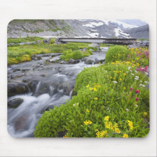 Blurry Fluss mit gelben weißen rosa Wildblumen Mousepad