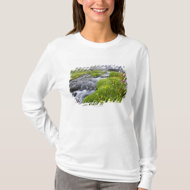 Blurry Fluss mit gelben weißen rosa Wildblumen T-Shirt (Vorderseite)