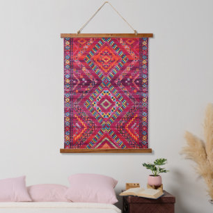 Blush Bazaar: Rosa marokkanisches Erbe Elegante Wandteppich Mit Holzrahmen