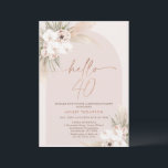 Blush Boho Blumenarch 40. Geburtstagsfeier Einladu Einladung<br><div class="desc">Blush Boho Bloral Arch 40. Geburtstag Einladung Bohemisch inspiriert 40. Geburtstagseinladung mit zwei blumengeschmückten Arrangements mit Pampas Gras,  einer modernen Kalligraphie-Bildkopie und einem rot gefärbten Bogen. Diese moderne böhmische Blumenladen hallo 40 zum Geburtstag ist ideal für alle,  die böhmisch inspirierte Einladungen mögen.</div>