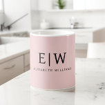 Blush Dusty Pink Girly Script Monogram Name Modern Kaffeetasse<br><div class="desc">Blush Dusty Pink Monogram Name Coffee Cup oder Tasse. Das macht den perfekten 16 Geburtstag,  Hochzeit,  Brautparty,  Jubiläum,  Babydusche oder Junggeselinnen-Abschied Geschenk für jemanden,  der Lieben glamourösen Luxus und schicke Stile.</div>