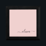 Blush Dusty Pink Modern Script Girl Monogram Name Erinnerungskiste<br><div class="desc">Blush Dusty Pink Simple Script Monogram Name Juwelry Keepake Box. Dies macht den perfekten Abschluss,  Geburtstag,  Hochzeit,  Brautparty,  Jubiläum,  Babydusche oder Junggeselinnen-Abschied Geschenk für jemanden,  die Lieben glamourösen Luxus und schicke Stile.</div>