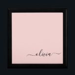 Blush Dusty Pink Modern Script Girl Monogram Name Erinnerungskiste<br><div class="desc">Blush Dusty Pink Simple Script Monogram Name Juwelry Keepake Box. Dies macht den perfekten Abschluss,  Geburtstag,  Hochzeit,  Brautparty,  Jubiläum,  Babydusche oder Junggeselinnen-Abschied Geschenk für jemanden,  die Lieben glamourösen Luxus und schicke Stile.</div>