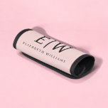 Blush Dusty Pink Simple Girly Monogram Name Gepräckgriffwickel<br><div class="desc">Blush Dusty Pink einfache Skriptmonogramm Name Luggage Handle Wrap. Das macht den perfekten Abschluss,  süßen 16 Geburtstag,  Hochzeit,  Brautparty,  Jubiläum,  Babydusche oder Junggeselinnen-Abschied Geschenk für jemanden,  die Lieben glamourösen Luxus und schicke Stile.</div>