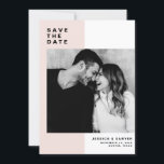 Blush-Farbblock mit modernem Typografie-Foto Save The Date<br><div class="desc">Blush Pink Farbblock mit moderner Typografie Foto Ankündigung Datum freihalten. Save the Date anpassbar mit moderner Typografie mit rot-weißem Blockhintergrund. Dieses moderne Save the Date ist perfekt für jedes Hochzeitsthema geeignet. Andere Farben sind verfügbar.</div>