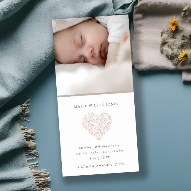 Blush Floral Heart Foto Baby Birth Ankündigung (Von Creator hochgeladen)