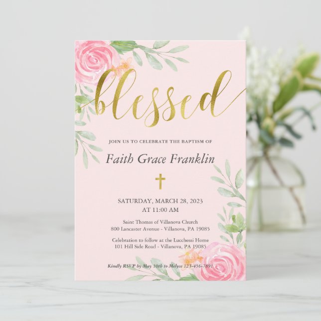 Blush Floral Watercolor und Gold gesegnete Taufe Einladung (Stehend Vorderseite)