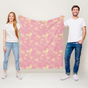 Blush Ginkgo Luxe – Goldene Botanik auf Rosa Fleecedecke