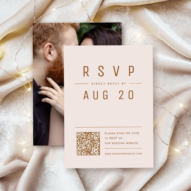 Blush Gold Modern Chic Einfache Typografie QR-Code RSVP Karte (Blush Gold Modern Chic Simple Typography QR code RSVP Card)