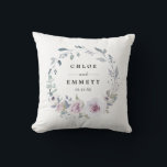 Blush Lila Floral Bridal Wedple Kissen<br><div class="desc">Elegante und schicke, violette Blumen schaffen einen schönen Kranz. Es gibt einen Rahmen für die Namen des Ehepaares und das Hochzeitstag. Die Neuvermählten werden mit dieser schönen Erinnerung ihres besonderen Tages Liebe finden. Dieses personalisierte Hochzeitskissen ist Teil der Kollektion Blush Violet. Es enthält viele Geschenkideen für die Neuvermählten, Brautparty oder...</div>