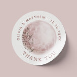 Blush Moon. Elegant Dankeschön Gastgeschenk Hochze Runder Aufkleber<br><div class="desc">Fügen Sie Ihren Gastgeschenke Hochzeiten eine Touch himmlischer Eleganz mit diesem blütenrosa Mond, danke Ihnen Aufkleber. Dieses runde Label mit sanfter Aquarellfarbe, Vollmond und raffinierter Schrift-Typografie verleiht Ihrem Fest einen mystischen Charme. Ideal für Hochzeiten, Proben, Verlobungsfeiern, Brautpartys, Junggeselinnen-Abschied und sogar romantische Jubiläumsveranstaltungen. Dieses vielseitige Design ergänzt ein breites Spektrum an...</div>