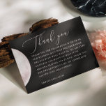 Blush Moon | Elegantes Schwarzes Hochzeitsskript-D Dankeskarte<br><div class="desc">Senden Sie eine Dankeschön-Notiz, die sich so besonders anfühlt wie Ihre Feier mit diesem mystischen rosa Mond Dankeschön-Karte. Ein sanfter blütiger Vollmond strahlt sanft gegen einen tiefen schwarzen Himmel, gepaart mit anmutigen Schriftzeichen für einen romantischen, traumhaften Look, der sowohl modern als auch zeitlos ist. Ideal für himmlische Hochzeiten, stimmungsvolle Abend-Empfänge,...</div>