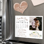 Blush Peach Floral Calendar & Foto Save the Date Magneteinladung<br><div class="desc">Diese wunderschöne Magnetkarte ist ein wunderbarer Weg, um Ihre Freunde und Familie wissen, um Save the Date für Ihre kommende Hochzeit lassen. Das rustikale, schicke Design besticht durch handgemalte Aquarell-Rose und Blüten in Champagnerblüten oder sehr blassfarbenem Pfirsich. Die links Seite der Karte ist ein individualisierbarer Kalender Ihres Hochzeitmonats mit einem...</div>