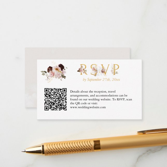 Blush Peony & Gold Burgundy Wedding RSVP QR Code Begleitkarte (Vorderseite/Rückseite Beispiel)